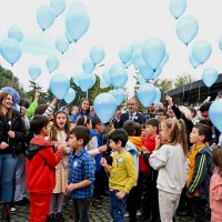 Mavi balonlar Filistinli çocuklar için gökyüzüne bırakıldı 