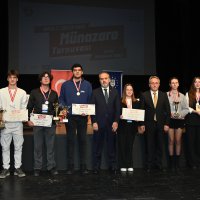 Münazarada fikirler yarıştı 