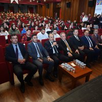 Münazarada fikirler yarıştı 