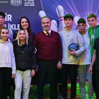 Liseliler bowlingle stres atıyor 