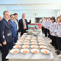 Başkan Aktaş’tan madalyalı öğrencilere ziyaret 