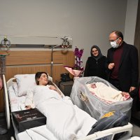 Başkan Aktaş'tan yılın son ve ilk bebeklerine ziyaret 