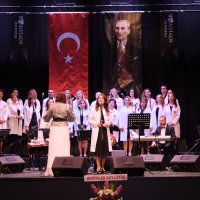 Hekimlerden beyaz önlükleriyle konser 