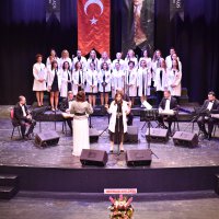 Hekimlerden beyaz önlükleriyle konser 