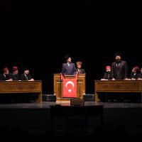 Perde İstiklal Marşı için açıldı 