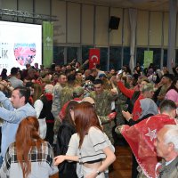 Kınalı kuzular için asker eğlencesi 