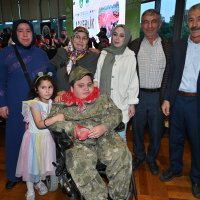 Kınalı kuzular için asker eğlencesi 