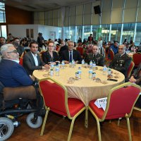 Kınalı kuzular için asker eğlencesi 