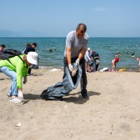 Bursa Kent Konseyi'nden İznik'te sahil temizliği 