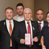 Meme kanserine ‘pembe kurdele’ ile dikkat çekildi 