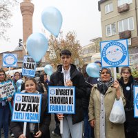 Diyabete dikkat çekmek için mavi balonlar gökyüzüne bırakıldı 