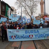 Diyabete dikkat çekmek için mavi balonlar gökyüzüne bırakıldı 