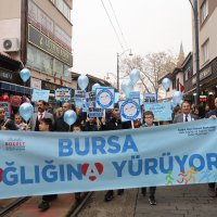 Diyabete dikkat çekmek için mavi balonlar gökyüzüne bırakıldı 