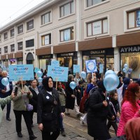 Diyabete dikkat çekmek için mavi balonlar gökyüzüne bırakıldı 