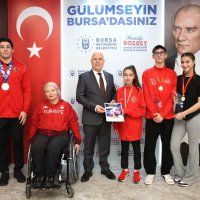 Şampiyon sporculardan Başkan Bozbey’e ziyaret 