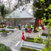 Büyükşehir’den şehitliklerde titiz çalışma 