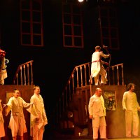 Bursa Şehir Tiyatrosu’nun ‘Kısa Süren Saltanat’ oyununa tam not 