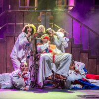 Bursa Şehir Tiyatrosu’nun ‘Kısa Süren Saltanat’ oyununa tam not 