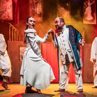 Bursa Şehir Tiyatrosu’nun ‘Kısa Süren Saltanat’ oyununa tam not 