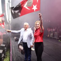 Bursa’da 19 Mayıs coşkusu ‘Mor ve Ötesi’ ile zirve yaptı 