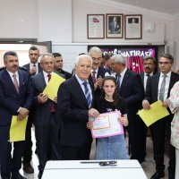 Başkan Bozbey, öğrencilerin karne sevincine ortak oldu 