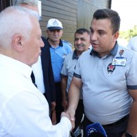Kahraman güvenlik görevlisine Başkan Bozbey’den tebrik 