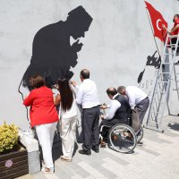 Zafer ruhu, Şehitlik Abidesi duvarlarına yansıtıldı 