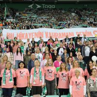Yeşil beyaz tribünlerde pembe farkındalık 