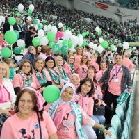 Yeşil beyaz tribünlerde pembe farkındalık 