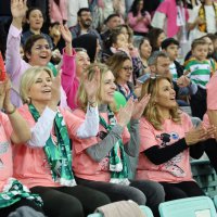 Yeşil beyaz tribünlerde pembe farkındalık 