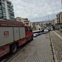 Büyükşehir ekipleri, şiddetli rüzgara karşı sahada 