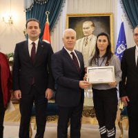 Örnek güvenlik görevlisine Başkan Bozbey’den tebrik 
