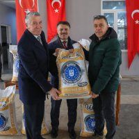 Büyükşehir’de üreticiye fidan ve tohum desteği 