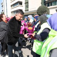 Büyükşehir'den kadın çalışanlara çiçek jesti 