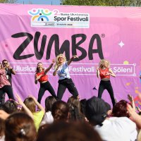 Bursa'da 'Dünya Dans Günü'nü zumba yaparak kutladılar 