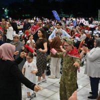 Bursa’da ‘özel’ askerlere renkli kına eğlencesi 