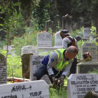 Bursa’da mezarlıklar bayrama hazır 