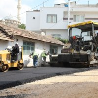 Karacabey'in Yenikaraağaç Mahallesi'nde yollar yenileniyor 