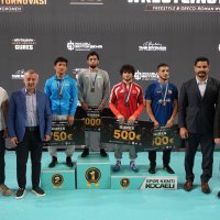 Büyükşehir sporcuları madalyaları topluyor 