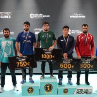 Büyükşehir sporcuları madalyaları topluyor 