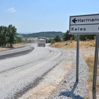 Büyükşehir Harmancık’ta da yolları yeniliyor 