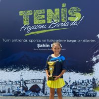 Büyükşehir Belediyespor tenisçileri kupaları topladı 