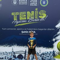 Büyükşehir Belediyespor tenisçileri kupaları topladı 