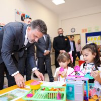 Başkan Vekili Biba, öğrencilerin ilk ders heyecanına ortak oldu