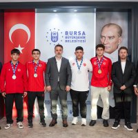 Başkan Vekili Biba, Bursa’nın gururu güreşçileri ağırladı