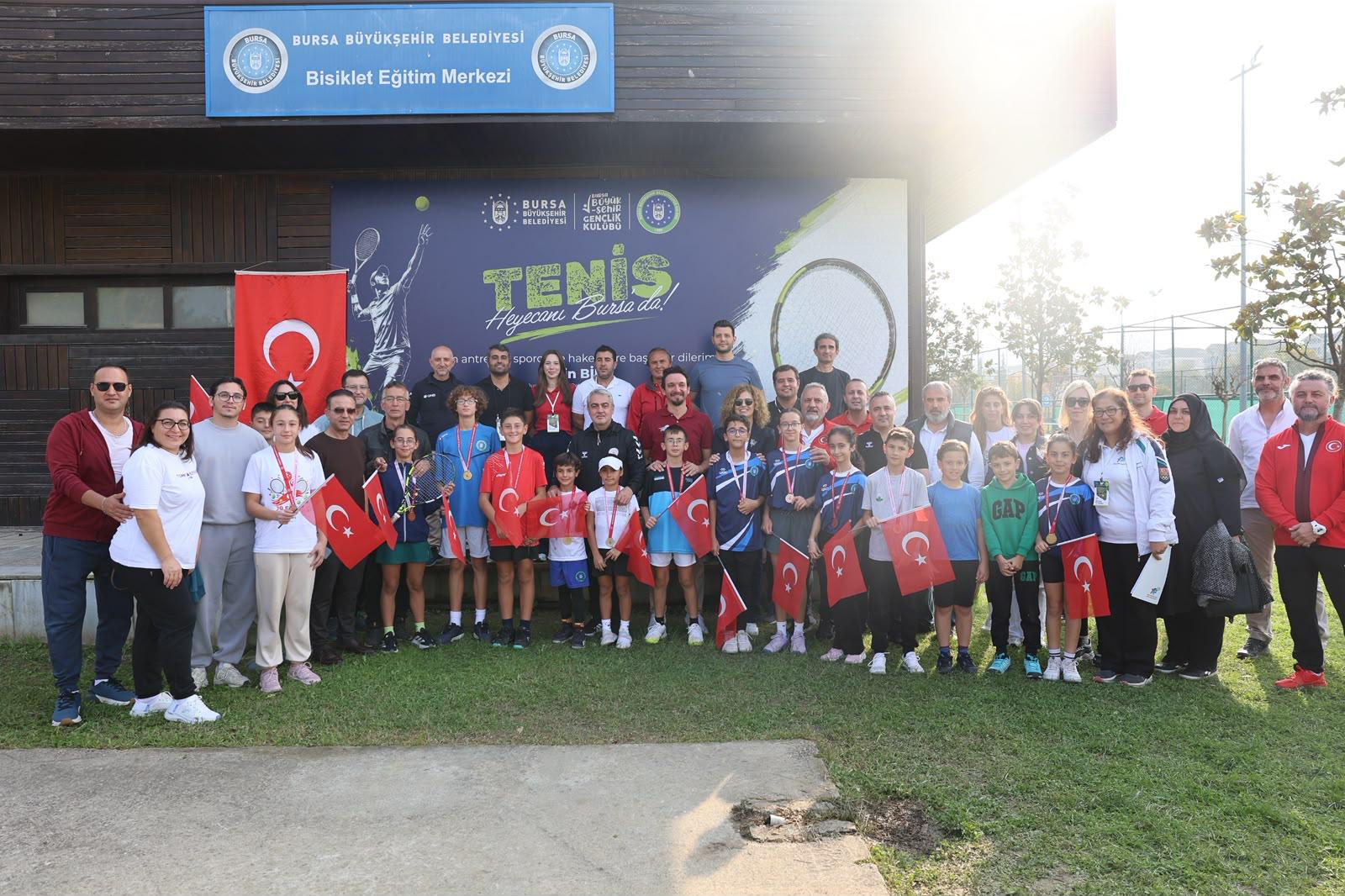 Cumhuriyet coşkusu tenis kortlarına taşındı 