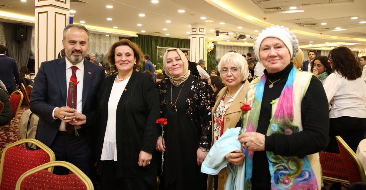 Başkan Aktaş’tan kadınlara karanfil