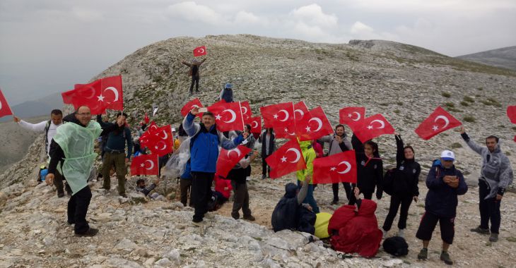 Zirvede demokrasi yürüyüşü