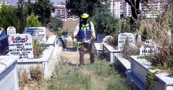 Mezarlıklarda bayram temizliği