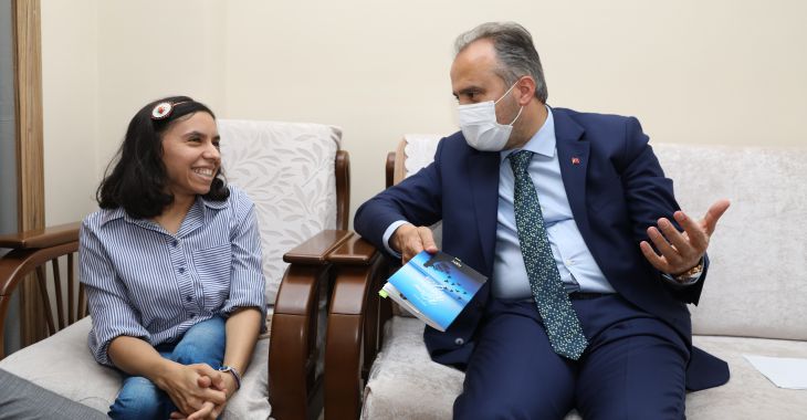 Başkan Aktaş’tan engelli yazar Zehra’ya tebrik